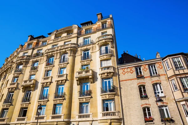 Πρόσοψη του ένα ιστορικό κτήριο στο Παρίσι, Γαλλία — Φωτογραφία Αρχείου