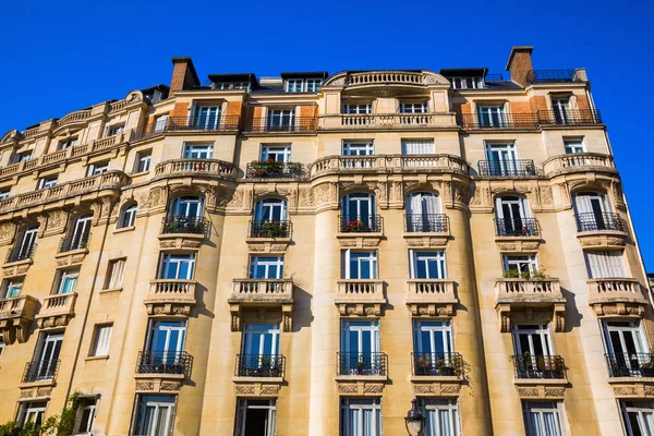 Fasaden på en historisk byggnad i Paris, Frankrike — Stockfoto