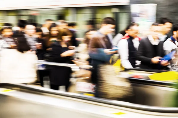 Skaror av människor på en rulltrappa — Stockfoto