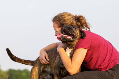 genç kız onun boxer köpek hugs