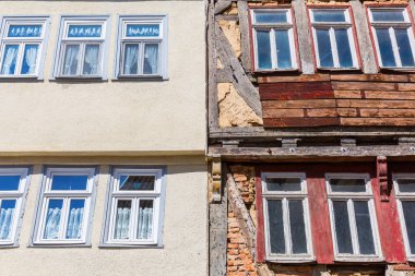 eski bir yarı ahşap ev cephe