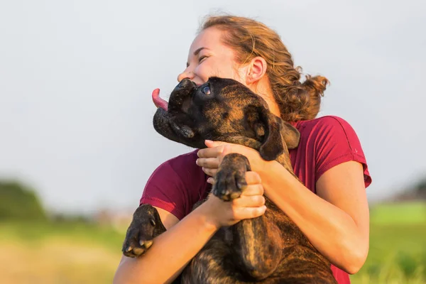 Jovem menina abraços ela boxer cão — Fotografia de Stock