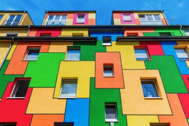 bir apartman, renkli cephe