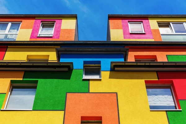 Fachada colorida de um prédio de apartamentos — Fotografia de Stock