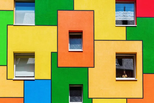 Fachada colorida de um prédio de apartamentos — Fotografia de Stock