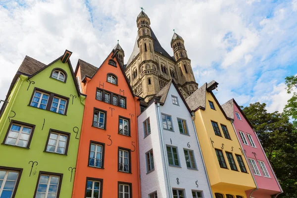 Edificios antiguos y la iglesia en Colonia, Alemania — Foto de Stock