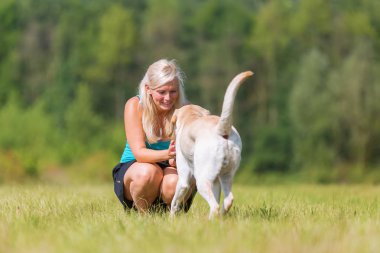 Olgun kadın bir labrador ile açık havada çalış