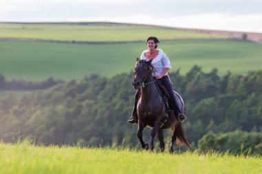 Olgun kadın bir Endülüs at binme
