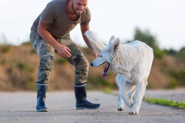 adam onun beyaz Alman kurdu ile döşeme