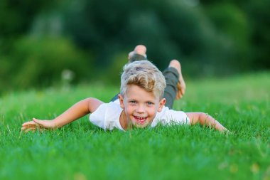 otların arasında oynayan genç çocuk