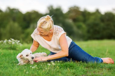 kadın korkunç hibrid açık havada ile çalış