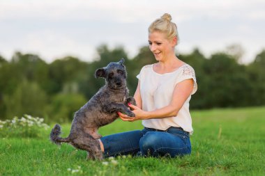 kadın korkunç hibrid açık havada ile çalış