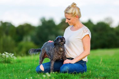 kadın korkunç hibrid açık havada ile çalış