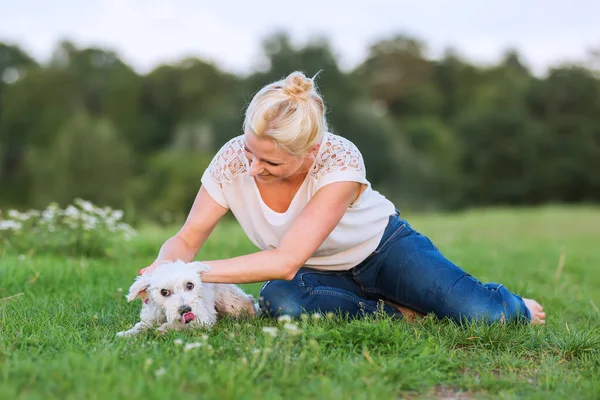 kadın korkunç hibrid açık havada ile çalış
