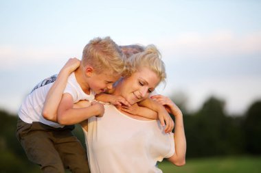 kadın onun iki oğlu ile çimlere gebertiyor.