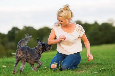 kadın korkunç hibrid açık havada ile çalış