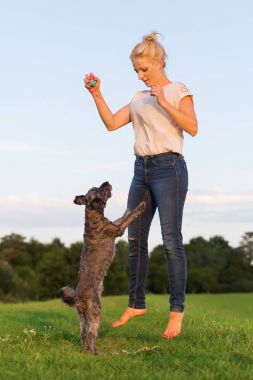 kadın korkunç hibrid açık havada ile çalış