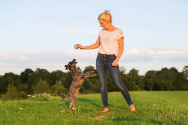 kadın korkunç hibrid açık havada ile çalış