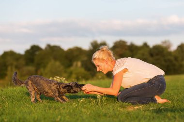 kadın korkunç hibrid açık havada ile çalış