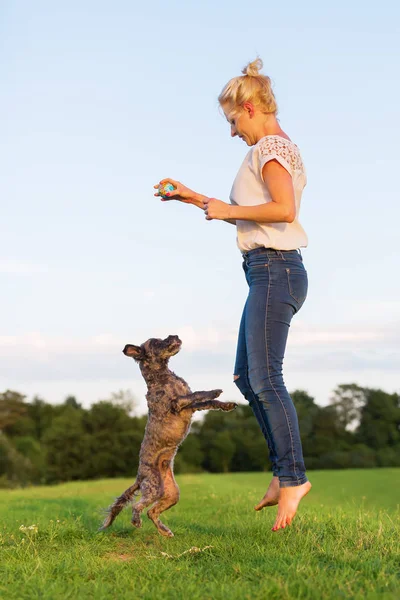 kadın korkunç hibrid açık havada ile çalış