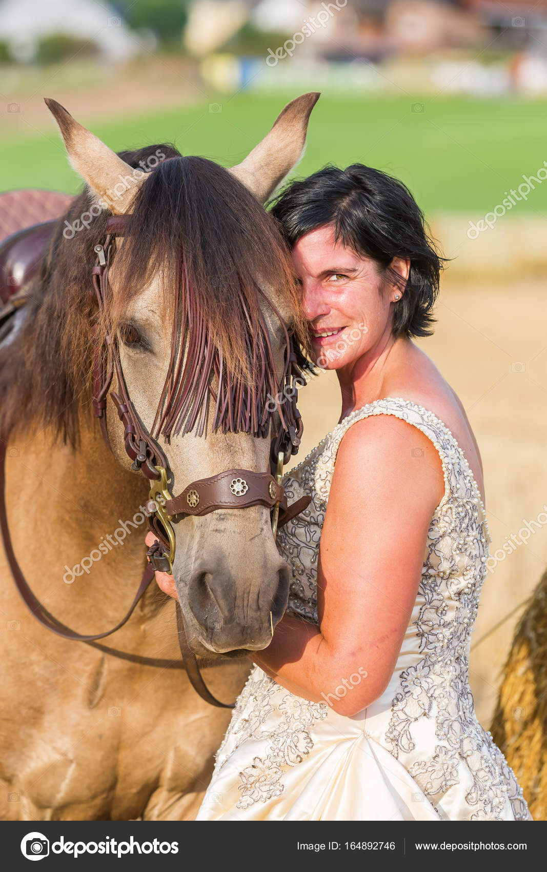 Portrait Dune Femme Avec La Robe De Mariée Et Cheval