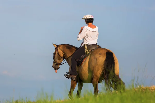 Mulher madura montando um cavalo andaluz — Fotografia de Stock