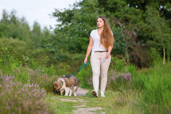 elo köpek yavrusu vasıl belgili tanımlık kira kontratı ile yürüyen kadın