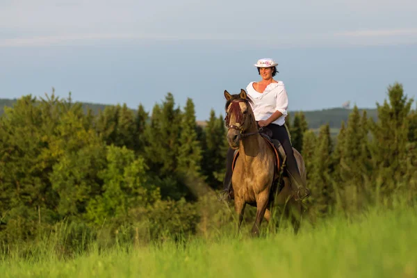 Olgun kadın bir Endülüs at binme
