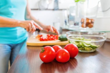 Olgun kadın mutfakta yemek hazırlar