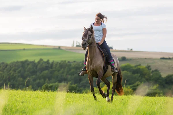 kadın bir Endülüs ata biniyor