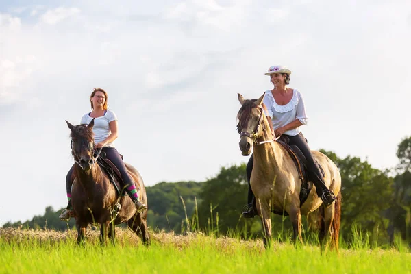 iki kadın Endülüs ata binmek