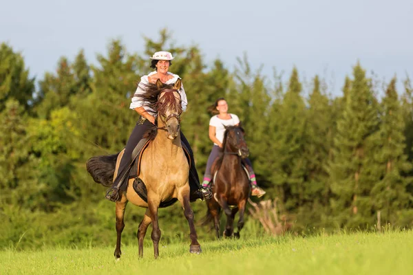 iki kadın Endülüs ata binmek