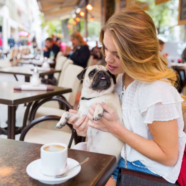 hem de bir sokak bir kafede olan kadın