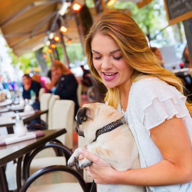 hem de bir sokak bir kafede olan kadın