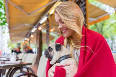 hem de bir sokak bir kafede olan kadın