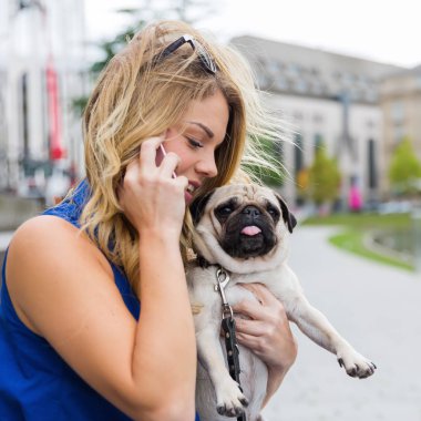 hem de bir genç kadınla bir telefon görüşmesi yapar