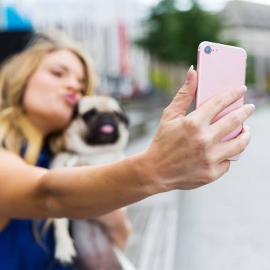 hem de bir genç kızla bir selfie yapar