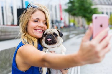 hem de bir genç kızla bir selfie yapar