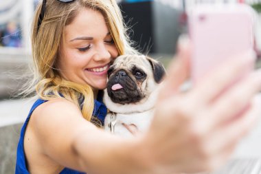 hem de bir genç kızla bir selfie yapar