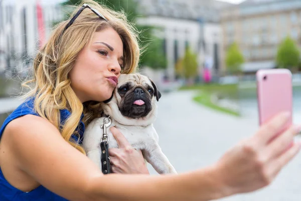 hem de bir genç kızla bir selfie yapar