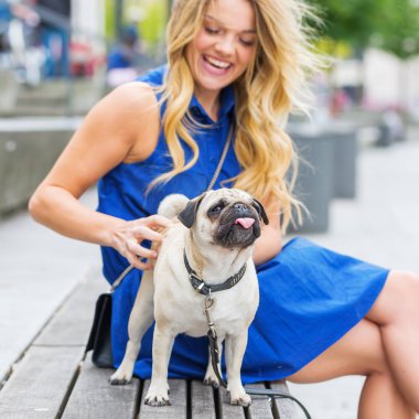 genç kadın onun pug açık havada kneads