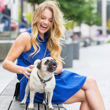 genç kadın onun pug açık havada kneads