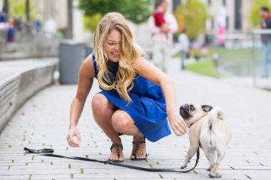 genç kadın bir yolda bir boksör çalış