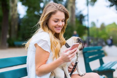 hem de bir genç kadınla bir telefon işleme