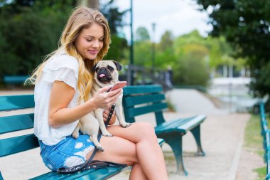 hem de bir genç kadınla bir telefon işleme
