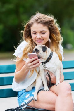 hem de bir genç kadınla bir telefon işleme