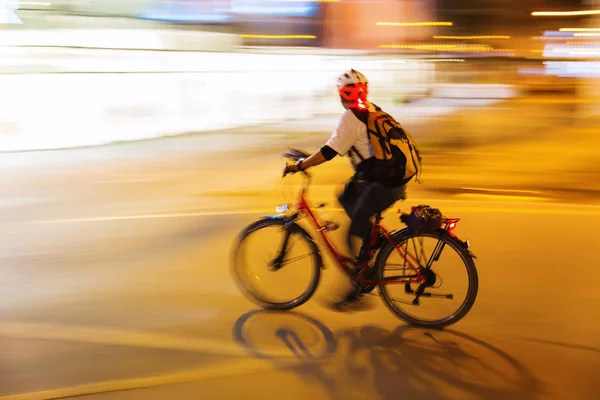 Ciclista à noite na cidade — Fotografia de Stock