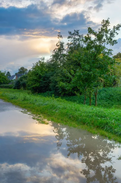 Paesaggio rurale al crepuscolo con cielo nuvoloso — Foto Stock