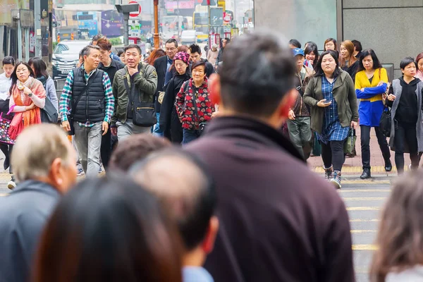 Menschenmassen überqueren eine Straße in Hongkong — Stockfoto