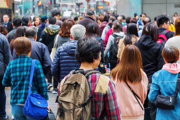 Skaror av människor som passerar en väg i Hong Kong — Stockfoto